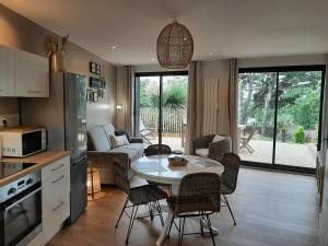 Kuchyňa alebo kuchynka v ubytovaní Le Cottage du Bois Flotté