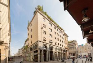 ein hohes Gebäude mit einer Pflanze oben drauf in der Unterkunft Aiello Hotels - Duomo in Mailand