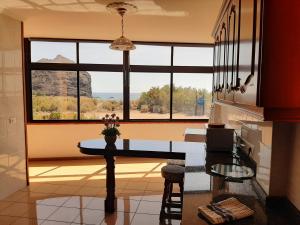 uma cozinha com uma mesa e uma grande janela em Vivienda Vacacional en La Playa de La Aldea em San Nicolás