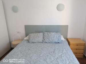 1 dormitorio con 2 almohadas en Riells playa en L'Escala