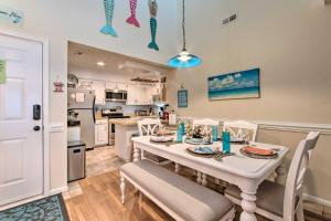 Una cocina y un comedor con mesa y sillas. en Topsail Beach Oceanfront Oasis with Stunning Views!, en North Topsail Beach