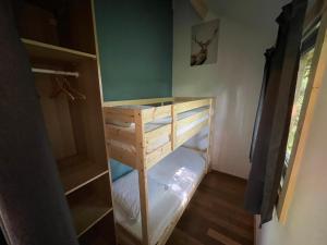 een slaapkamer met een stapelbed in een kamer bij Trekkershut - 4 personen in Beilen