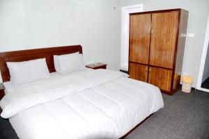 Postel nebo postele na pokoji v ubytování Regency Lodge Skardu
