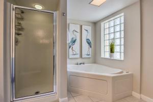 Bilik mandi di Beachfront Fort Walton Beach Condo with Pool Access! +18 gambar