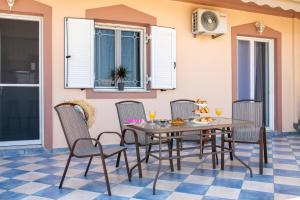 a dining room with a table and chairs at Asya Sea View Apartment in Planos