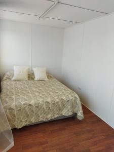 Uma cama ou camas num quarto em Container Home