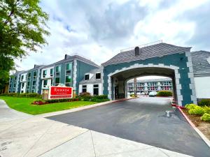 un estacionamiento frente a un edificio en Ramada by Wyndham Anaheim Convention Center, en Anaheim
