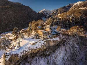 een luchtzicht op een huis op een berg in de sneeuw bij Komplettes Hotel mit 10 Zimmern in Bad Ragaz