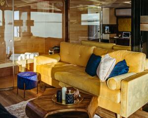 Hausboot mit Traumlage in Lübeck-Travemünde的休息区