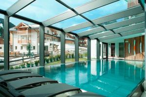 Bazén v ubytování Hotel Ciasa Soleil nebo v jeho okolí