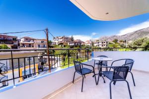 帕萊羅斯的住宿－Azzurro，设有一个配有桌椅并享有美景的阳台。