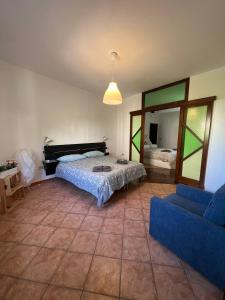 Lisetta's house في مونريالي: غرفة نوم بسرير واريكة ومرآة