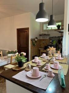 Lisetta's house في مونريالي: مطبخ مع طاولة عليها صحون وصحون