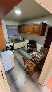 vista sul soffitto di una cucina con tavolo e sedie di Patry's Cottage a Puerto Iguazú