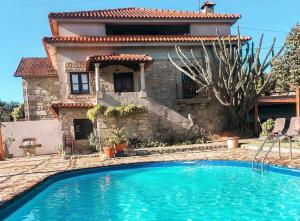 una casa con piscina frente a una casa en Casa do Faial - Braga, en Braga