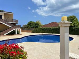 una piscina nel cortile di una casa di A Wave From It All @ Aqueducts a Negril