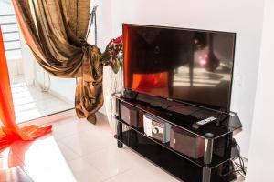 TV a/nebo společenská místnost v ubytování Vasiliki Residence , Theseus Village , Heraklion