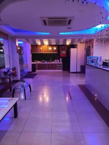 Kuchyň nebo kuchyňský kout v ubytování Hotel Sri Sutra PJ 222