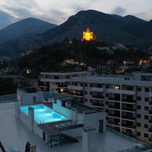 un edificio con piscina frente a una montaña en Impressive apartment en Trebinje
