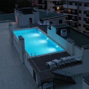 una gran piscina azul en la parte superior de un edificio en Impressive apartment en Trebinje