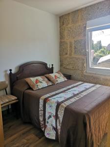 a bedroom with two beds and a window at 5 Cinco in Chaves