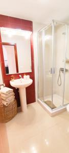 een badkamer met een wastafel en een douche bij Sommer Sonnenhaus in Santa Cruz de Tenerife