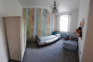 Postel nebo postele na pokoji v ubytování Chalupa Jilemnice, celý prostorný dům jen pro vás s 5 ložnicemi v centru Jilemnice s uzavřenou zahradou