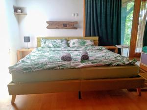 Ένα ή περισσότερα κρεβάτια σε δωμάτιο στο Fairytale Wooden house by Ljubljana