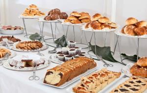 una mesa llena de diferentes tipos de pasteles y pasteles en Rihab Hotel en Rabat