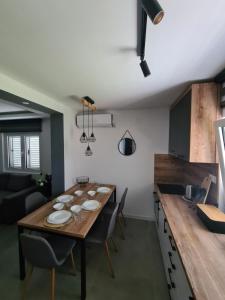 een keuken met een eettafel met stoelen bij Apartment Nikčević in Tivat