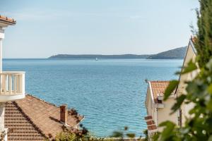 O vedere generală la mare sau o vedere la mare
luată din acest apartament