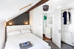 Postel nebo postele na pokoji v ubytování Stunning 4Bed Townhouse by HIC & Trendy Kings Quarter!