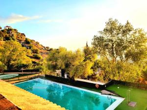 The swimming pool at or close to Luminoso con vistas y chimenea apto mascotas