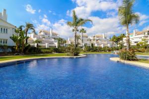 Bazén v ubytování Family apartment with garden- Los Monteros Palm Beach nebo v jeho okolí