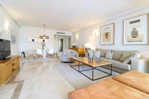 Posezení v ubytování Family apartment with garden- Los Monteros Palm Beach