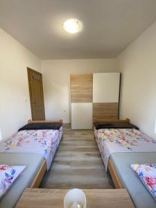 Posteľ alebo postele v izbe v ubytovaní Kraljević Apartments