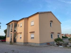 Budova, v ktorej sa apartmán nachádza