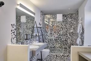 baño con una pared de azulejos en blanco y negro en Hotel Roter Hahn, en Regensburg