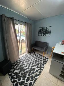 sala de estar con silla y mesa en Apartamento el uno, en Chuy