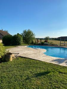 una piscina en el patio trasero de una casa en Agréable chambre d’hôte calme avec piscine en Souvans