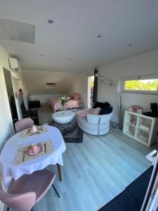 ein Wohnzimmer mit einem Tisch und Stühlen in einem Wohnwagen in der Unterkunft Agréable chambre d’hôte calme avec piscine in Souvans