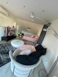 Zimmer mit einem Bett und einer Lampe in der Unterkunft Agréable chambre d’hôte calme avec piscine in Souvans