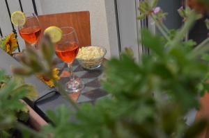 un tavolo con due bicchieri di vino e una scacchiera di Il Girasole del Centro Storico ad Alcamo