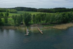 利茲巴克的住宿－Samosiejka - z widokiem na jezioro，享有湖泊上两艘船的空中景致