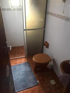 uma pequena casa de banho com WC e chuveiro em Tabarka Lodge em Nova Friburgo