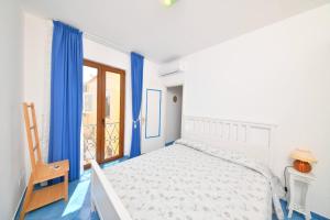 A bed or beds in a room at A' casa 'e Carmeniello