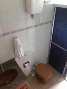 małą łazienkę z toaletą i umywalką w obiekcie Tabarka Lodge w mieście Nova Friburgo