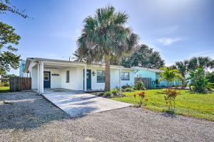 uma palmeira em frente a uma casa branca em Coastal Bonita Shores Holiday Home Near Beach! em Bonita Springs