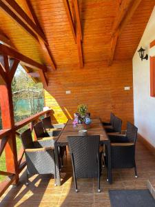 una terraza de madera con mesa y sillas de madera en Holiday home with Jakuzzi and Sauna, en Kisoroszi