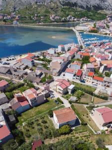 una vista aérea de una ciudad junto a un cuerpo de agua en Apartmani Nana Mija en Pag